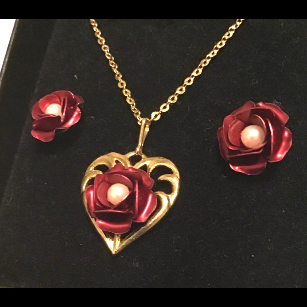 Rosebud Goldtone Necklace
and Earring Set